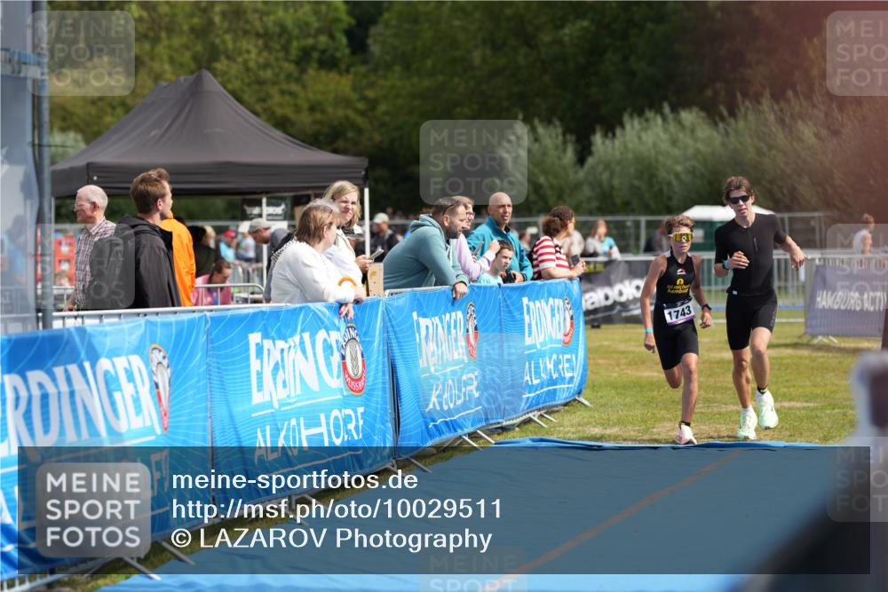 30.08.2026 - Elbe Triathlon Hamburg LAZAROV Photography http://msf.ph/oto/10029511 30.08.2026 12:44:42 Ziel 1743, 1745 meine-sportfotos.de