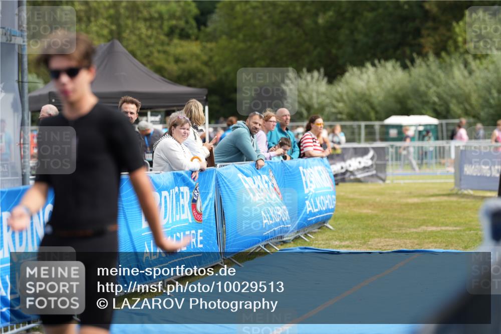 30.08.2026 - Elbe Triathlon Hamburg LAZAROV Photography http://msf.ph/oto/10029513 30.08.2026 12:44:46 Ziel 1743, 1745 meine-sportfotos.de