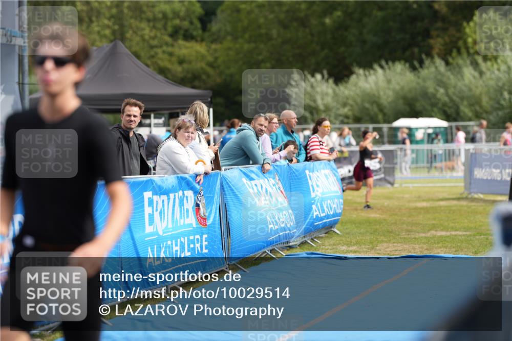 30.08.2026 - Elbe Triathlon Hamburg LAZAROV Photography http://msf.ph/oto/10029514 30.08.2026 12:44:47 Ziel 1743, 1745 meine-sportfotos.de
