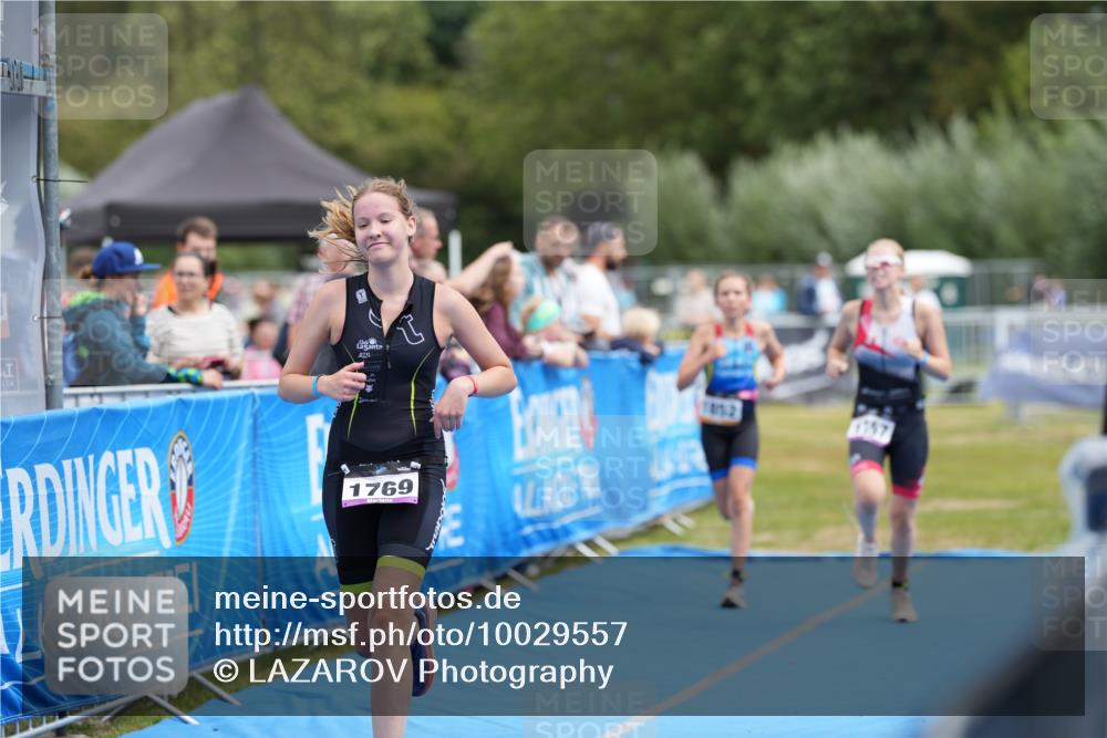 30.08.2026 - Elbe Triathlon Hamburg LAZAROV Photography http://msf.ph/oto/10029557 30.08.2026 12:53:40 Ziel 1757, 1769, 1852 meine-sportfotos.de