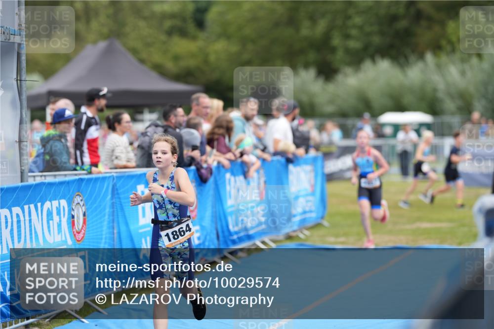 30.08.2026 - Elbe Triathlon Hamburg LAZAROV Photography http://msf.ph/oto/10029574 30.08.2026 12:54:25 Ziel 1836, 1857, 1864 meine-sportfotos.de
