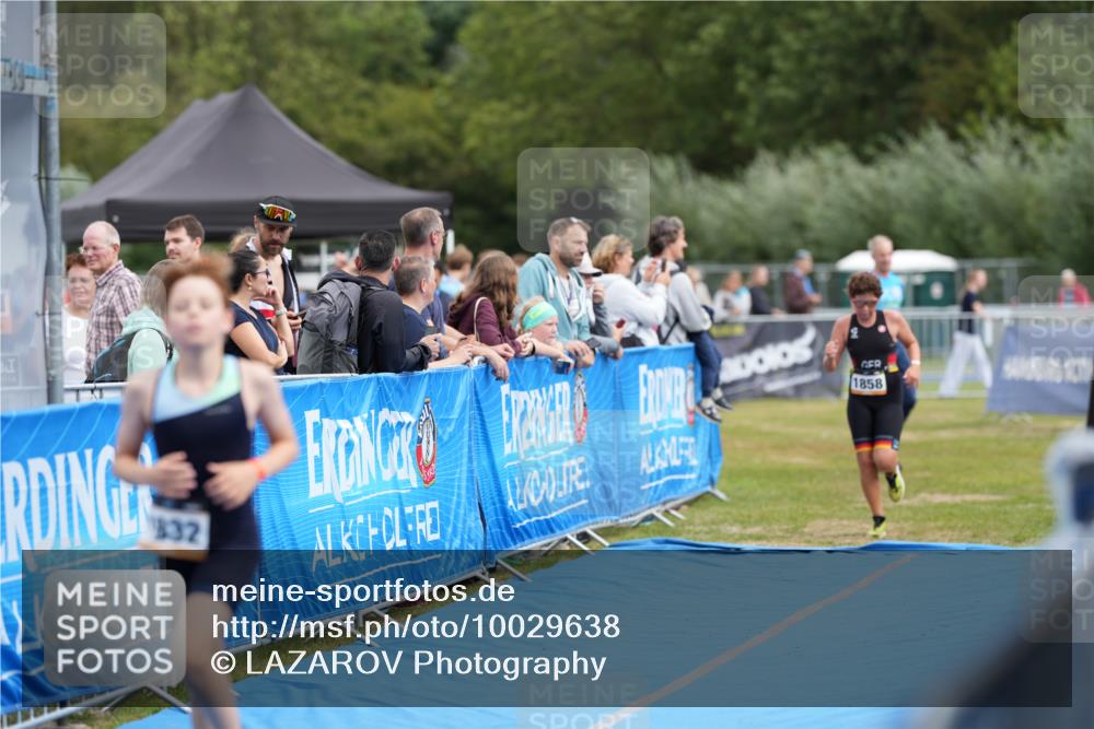 30.08.2026 - Elbe Triathlon Hamburg LAZAROV Photography http://msf.ph/oto/10029638 30.08.2026 12:57:03 Ziel 1608, 1832, 1858 meine-sportfotos.de