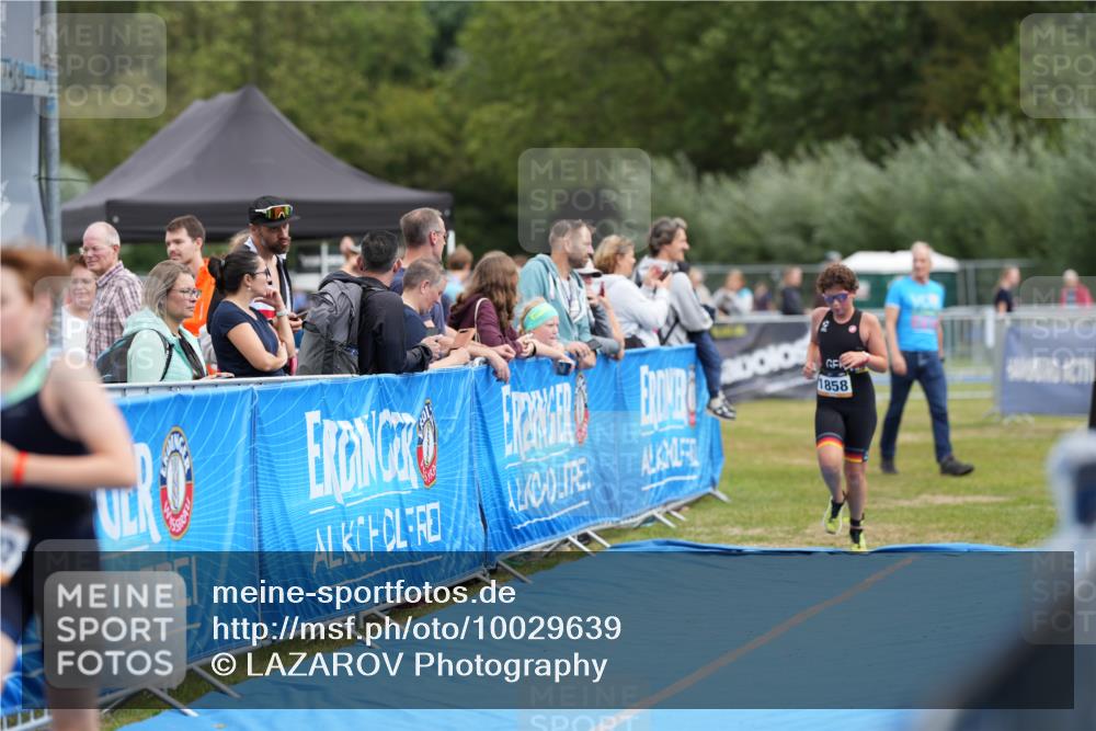 30.08.2026 - Elbe Triathlon Hamburg LAZAROV Photography http://msf.ph/oto/10029639 30.08.2026 12:57:03 Ziel 1608, 1832, 1858 meine-sportfotos.de