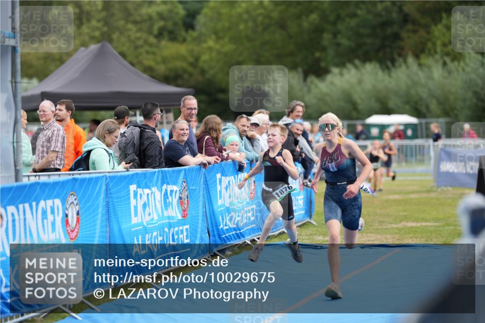 30.08.2026 - Elbe Triathlon Hamburg LAZAROV Photography http://msf.ph/oto/10029675 30.08.2026 12:59:34 Ziel 1772, 1817, 1876, 1888 meine-sportfotos.de