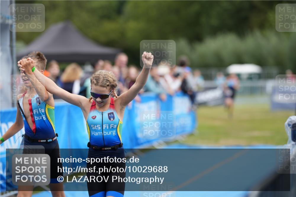 30.08.2026 - Elbe Triathlon Hamburg LAZAROV Photography http://msf.ph/oto/10029688 30.08.2026 13:00:14 Ziel 1775, 1807, 1816 meine-sportfotos.de