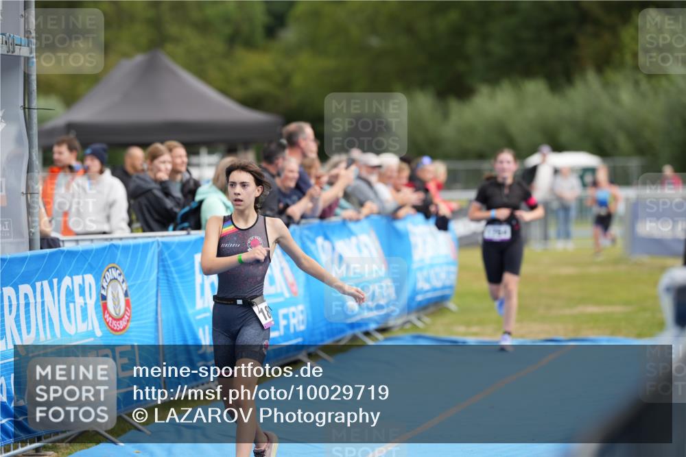 30.08.2026 - Elbe Triathlon Hamburg LAZAROV Photography http://msf.ph/oto/10029719 30.08.2026 13:03:10 Ziel 1808, 1883, 1891 meine-sportfotos.de