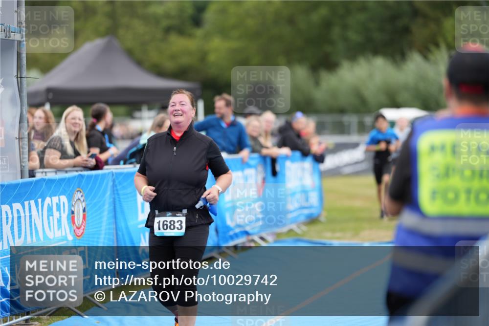 30.08.2026 - Elbe Triathlon Hamburg LAZAROV Photography http://msf.ph/oto/10029742 30.08.2026 13:06:17 Ziel 1683, 1766, 1782 meine-sportfotos.de