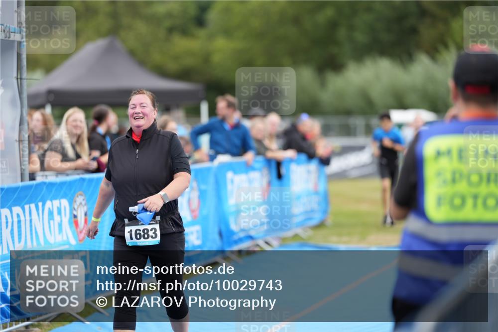 30.08.2026 - Elbe Triathlon Hamburg LAZAROV Photography http://msf.ph/oto/10029743 30.08.2026 13:06:17 Ziel 1683, 1766, 1782 meine-sportfotos.de