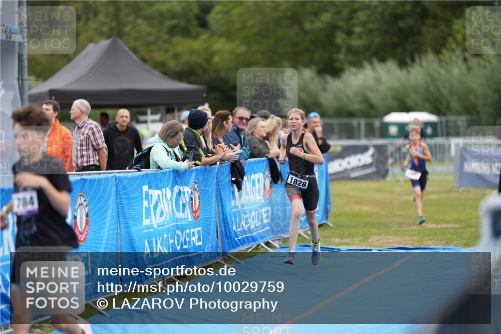 30.08.2026 - Elbe Triathlon Hamburg LAZAROV Photography http://msf.ph/oto/10029759 30.08.2026 13:09:21 Ziel 1777, 1784, 1828 meine-sportfotos.de