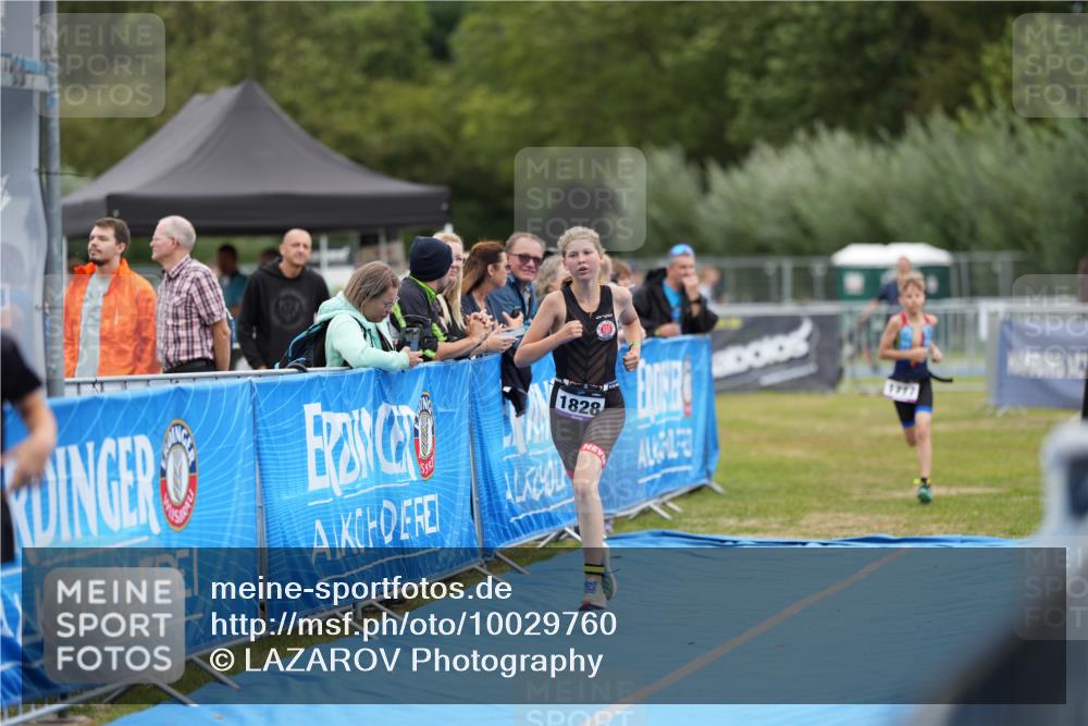 30.08.2026 - Elbe Triathlon Hamburg LAZAROV Photography http://msf.ph/oto/10029760 30.08.2026 13:09:21 Ziel 1777, 1784, 1828 meine-sportfotos.de