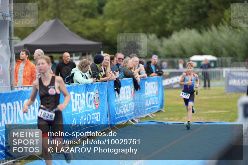 30.08.2026 - Elbe Triathlon Hamburg LAZAROV Photography http://msf.ph/oto/10029761 30.08.2026 13:09:23 Ziel 1777, 1784, 1828 meine-sportfotos.de