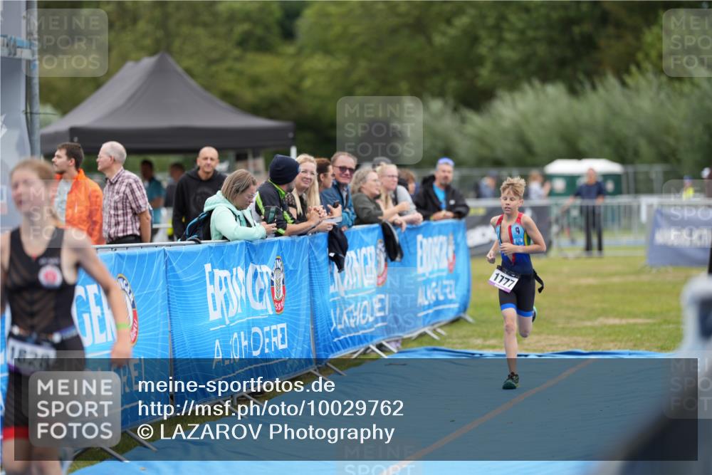 30.08.2026 - Elbe Triathlon Hamburg LAZAROV Photography http://msf.ph/oto/10029762 30.08.2026 13:09:23 Ziel 1777, 1784, 1828 meine-sportfotos.de
