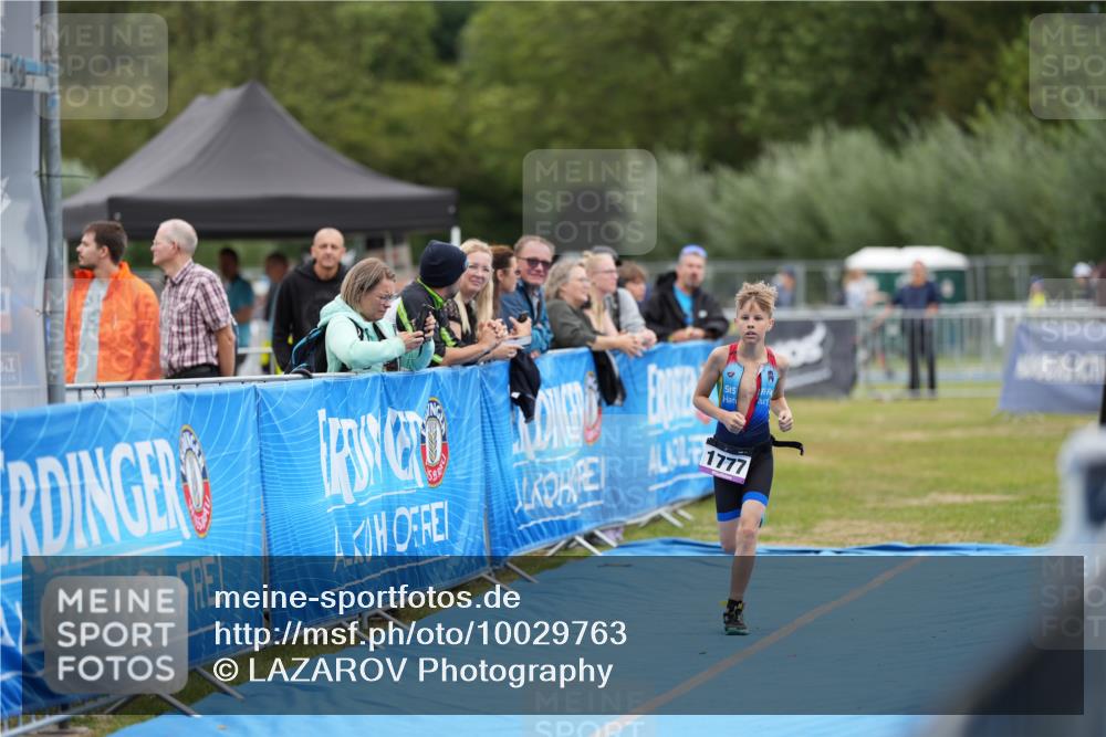 30.08.2026 - Elbe Triathlon Hamburg LAZAROV Photography http://msf.ph/oto/10029763 30.08.2026 13:09:23 Ziel 1777, 1784, 1828 meine-sportfotos.de