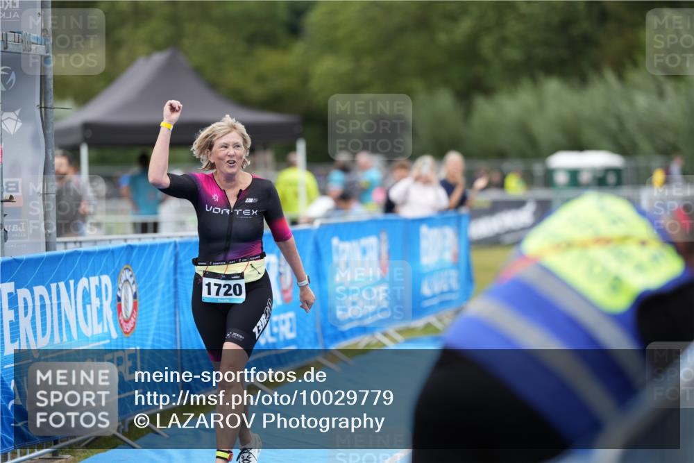 30.08.2026 - Elbe Triathlon Hamburg LAZAROV Photography http://msf.ph/oto/10029779 30.08.2026 13:17:59 Ziel 1720 meine-sportfotos.de