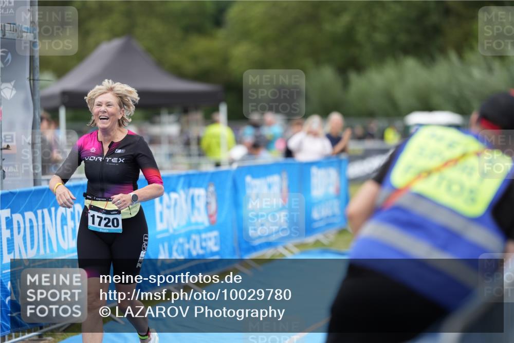 30.08.2026 - Elbe Triathlon Hamburg LAZAROV Photography http://msf.ph/oto/10029780 30.08.2026 13:17:59 Ziel 1720 meine-sportfotos.de