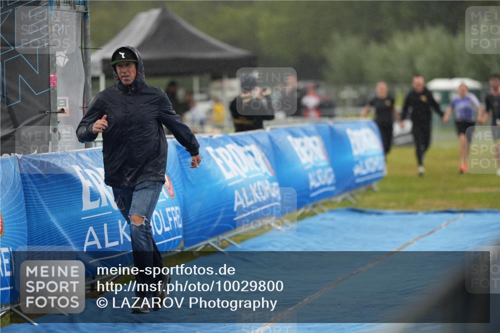 30.08.2026 - Elbe Triathlon Hamburg LAZAROV Photography http://msf.ph/oto/10029800 30.08.2026 16:11:02 Ziel  meine-sportfotos.de