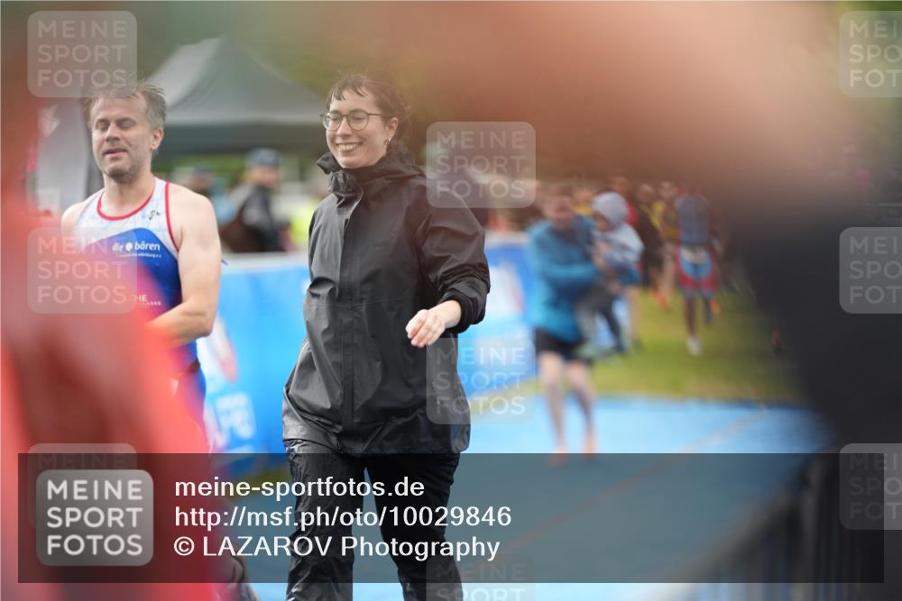30.08.2026 - Elbe Triathlon Hamburg LAZAROV Photography http://msf.ph/oto/10029846 30.08.2026 16:25:49 Ziel  meine-sportfotos.de