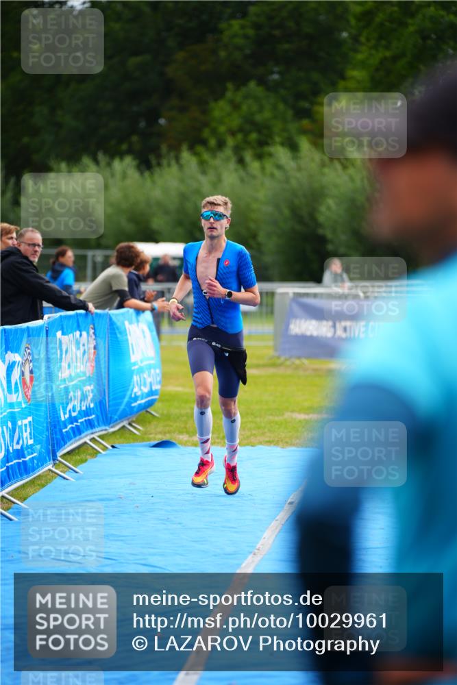 30.08.2026 - Elbe Triathlon Hamburg LAZAROV Photography http://msf.ph/oto/10029961 30.08.2026 09:59:13 Ziel 225 meine-sportfotos.de