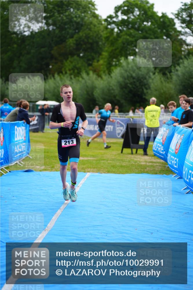 30.08.2026 - Elbe Triathlon Hamburg LAZAROV Photography http://msf.ph/oto/10029991 30.08.2026 10:02:11 Ziel 213 meine-sportfotos.de