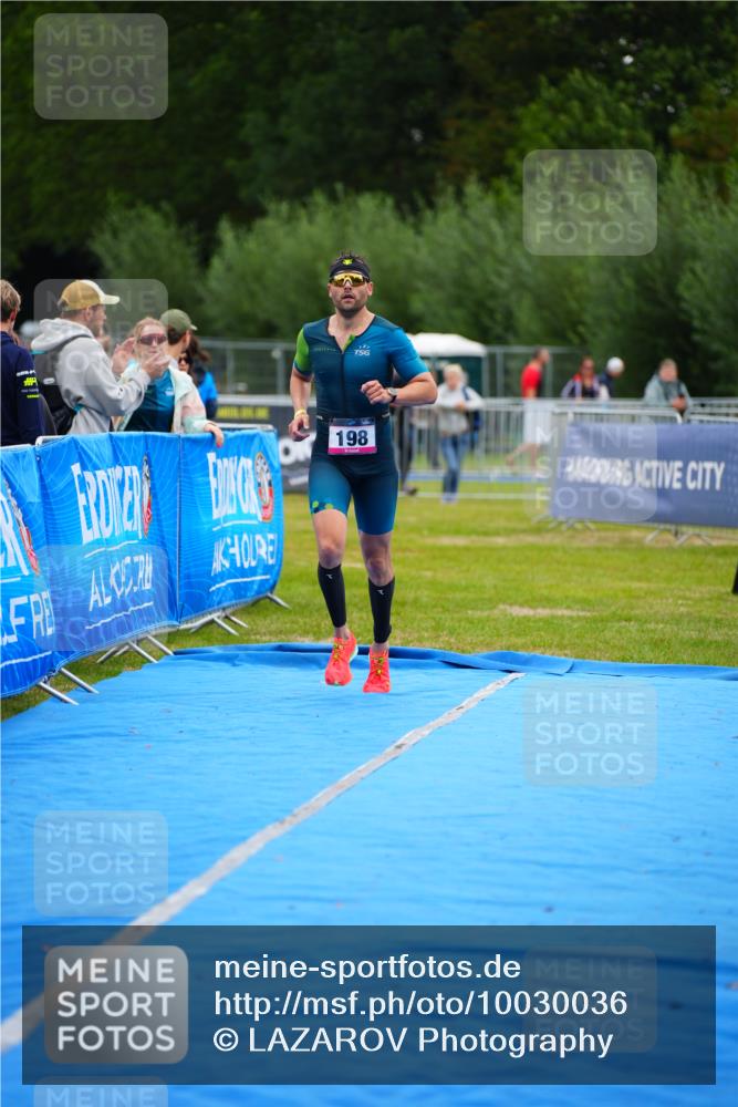 30.08.2026 - Elbe Triathlon Hamburg LAZAROV Photography http://msf.ph/oto/10030036 30.08.2026 10:04:18 Ziel 198 meine-sportfotos.de