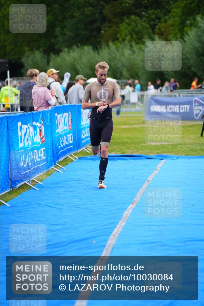 30.08.2026 - Elbe Triathlon Hamburg LAZAROV Photography http://msf.ph/oto/10030084 30.08.2026 10:06:15 Ziel 216 meine-sportfotos.de