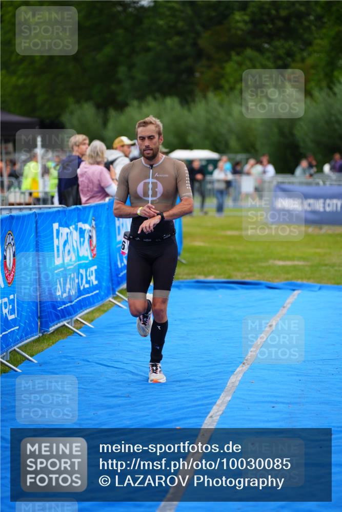 30.08.2026 - Elbe Triathlon Hamburg LAZAROV Photography http://msf.ph/oto/10030085 30.08.2026 10:06:16 Ziel 216 meine-sportfotos.de