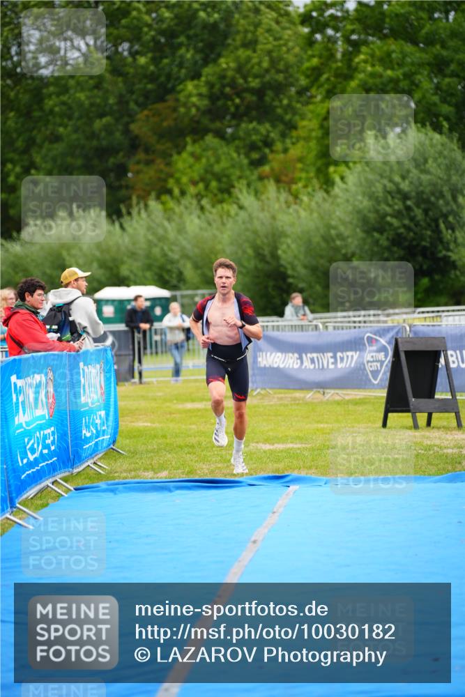 30.08.2026 - Elbe Triathlon Hamburg LAZAROV Photography http://msf.ph/oto/10030182 30.08.2026 10:09:28 Ziel 242 meine-sportfotos.de