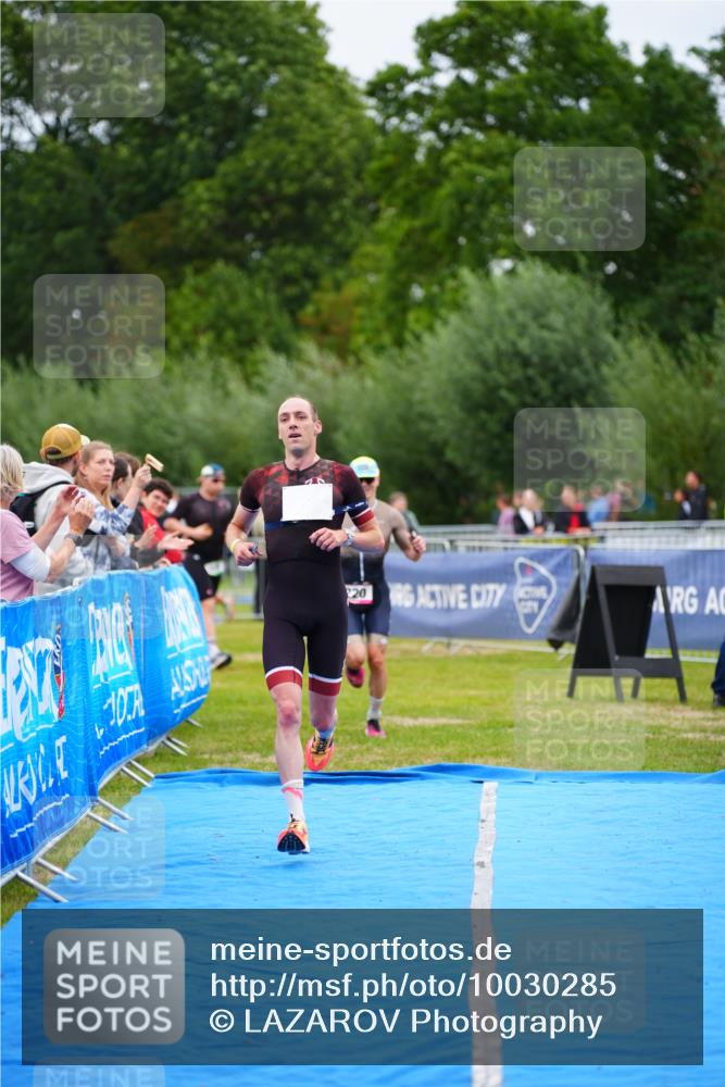 30.08.2026 - Elbe Triathlon Hamburg LAZAROV Photography http://msf.ph/oto/10030285 30.08.2026 10:13:40 Ziel 220, 227 meine-sportfotos.de