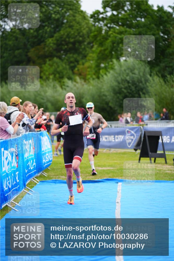 30.08.2026 - Elbe Triathlon Hamburg LAZAROV Photography http://msf.ph/oto/10030286 30.08.2026 10:13:40 Ziel 220, 227 meine-sportfotos.de