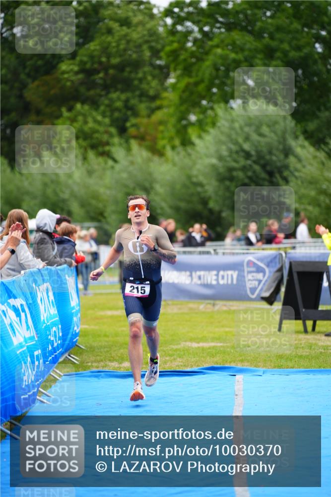 30.08.2026 - Elbe Triathlon Hamburg LAZAROV Photography http://msf.ph/oto/10030370 30.08.2026 10:15:32 Ziel 215 meine-sportfotos.de