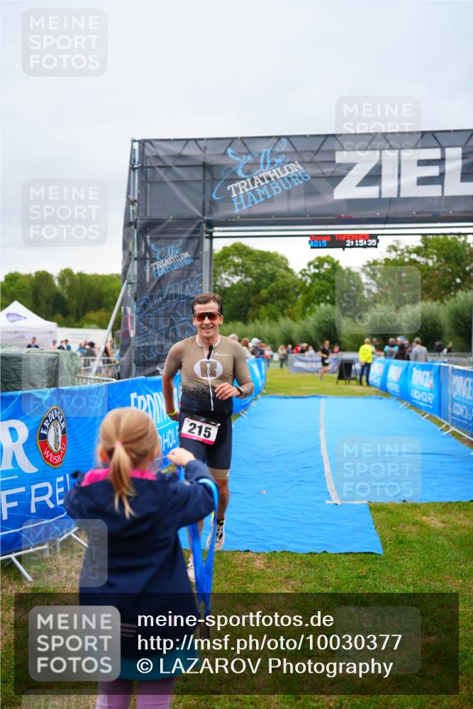 30.08.2026 - Elbe Triathlon Hamburg LAZAROV Photography http://msf.ph/oto/10030377 30.08.2026 10:15:35 Ziel 215 meine-sportfotos.de