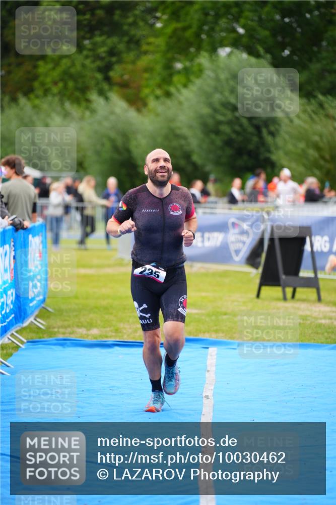 30.08.2026 - Elbe Triathlon Hamburg LAZAROV Photography http://msf.ph/oto/10030462 30.08.2026 10:18:55 Ziel 235 meine-sportfotos.de