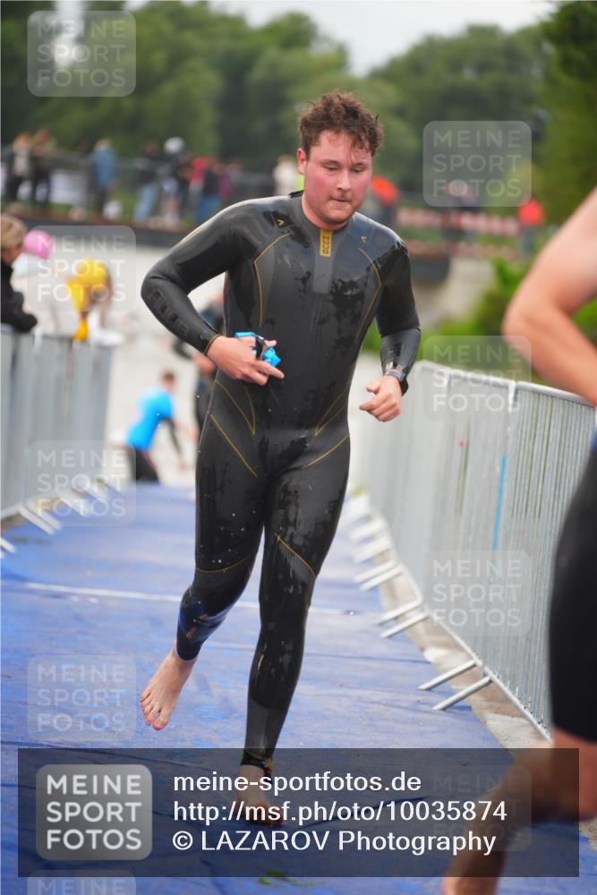 30.08.2026 - Elbe Triathlon Hamburg LAZAROV Photography http://msf.ph/oto/10035874 30.08.2026 09:05:21 Schwimmen 556, 581, 628 meine-sportfotos.de