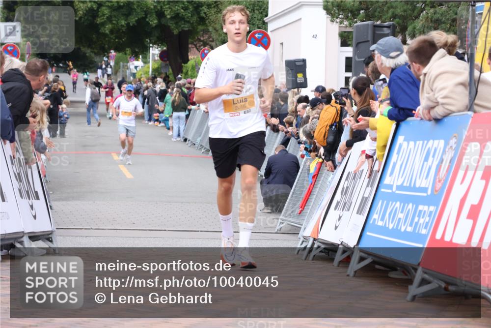 30.08.2026 - Blankeneser Heldenlauf Lena Gebhardt http://msf.ph/oto/10040045 30.08.2026 11:44:45 Ziel 2015, 2338 meine-sportfotos.de