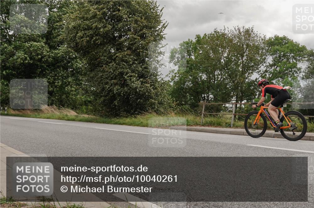 30.08.2026 - Elbe Triathlon Hamburg Michael Burmester http://msf.ph/oto/10040261 30.08.2026 14:12:51 Radfahren 137 meine-sportfotos.de