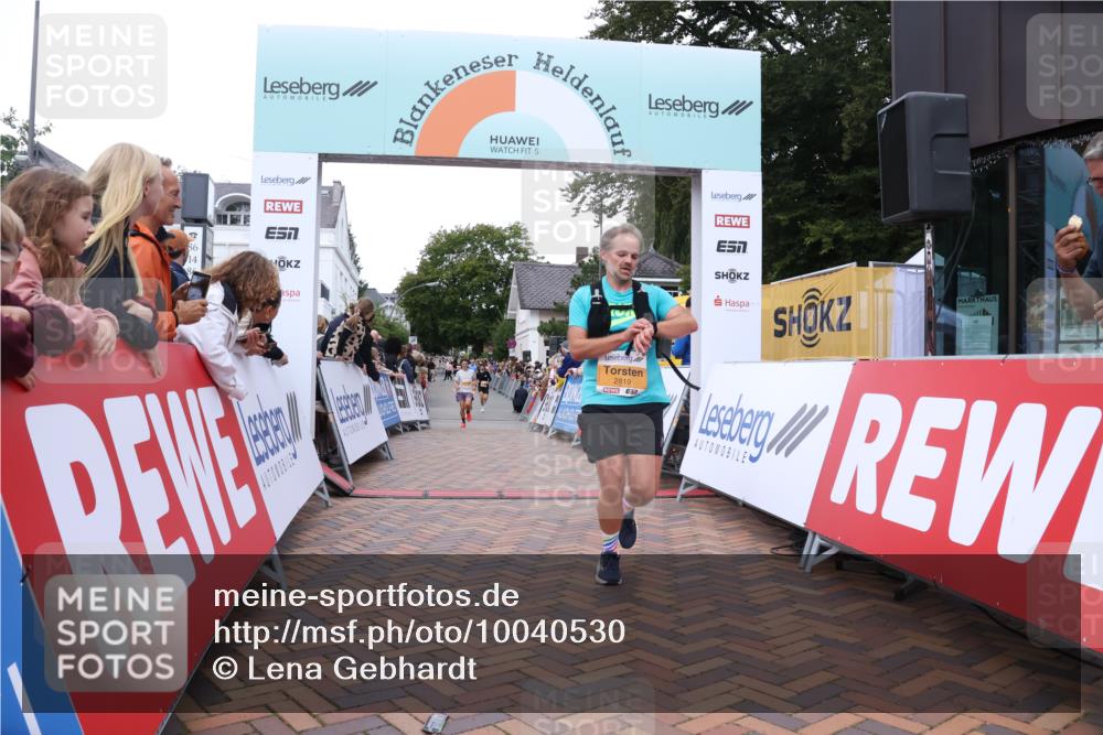 30.08.2026 - Blankeneser Heldenlauf Lena Gebhardt http://msf.ph/oto/10040530 30.08.2026 11:45:37 Ziel 2319, 2818, 2819 meine-sportfotos.de