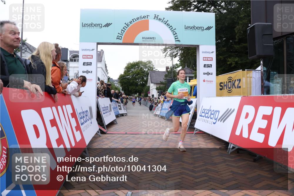 30.08.2026 - Blankeneser Heldenlauf Lena Gebhardt http://msf.ph/oto/10041304 30.08.2026 11:46:34 Ziel 2097, 2321, 2413, 2420 meine-sportfotos.de