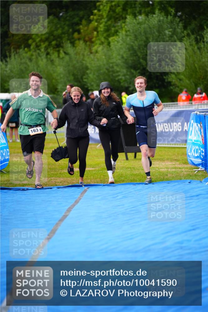 30.08.2026 - Elbe Triathlon Hamburg LAZAROV Photography http://msf.ph/oto/10041590 30.08.2026 16:23:11 Ziel  meine-sportfotos.de