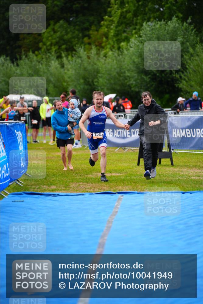 30.08.2026 - Elbe Triathlon Hamburg LAZAROV Photography http://msf.ph/oto/10041949 30.08.2026 16:25:46 Ziel  meine-sportfotos.de