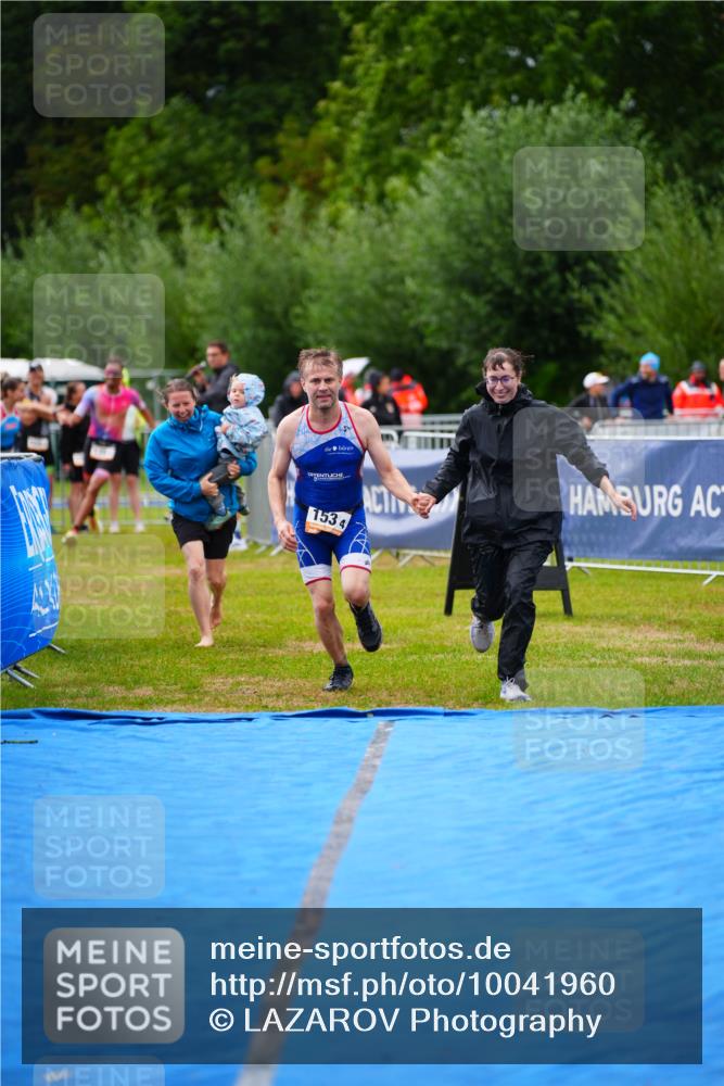 30.08.2026 - Elbe Triathlon Hamburg LAZAROV Photography http://msf.ph/oto/10041960 30.08.2026 16:25:46 Ziel  meine-sportfotos.de