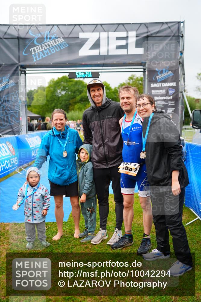 30.08.2026 - Elbe Triathlon Hamburg LAZAROV Photography http://msf.ph/oto/10042294 30.08.2026 16:27:24 Ziel  meine-sportfotos.de