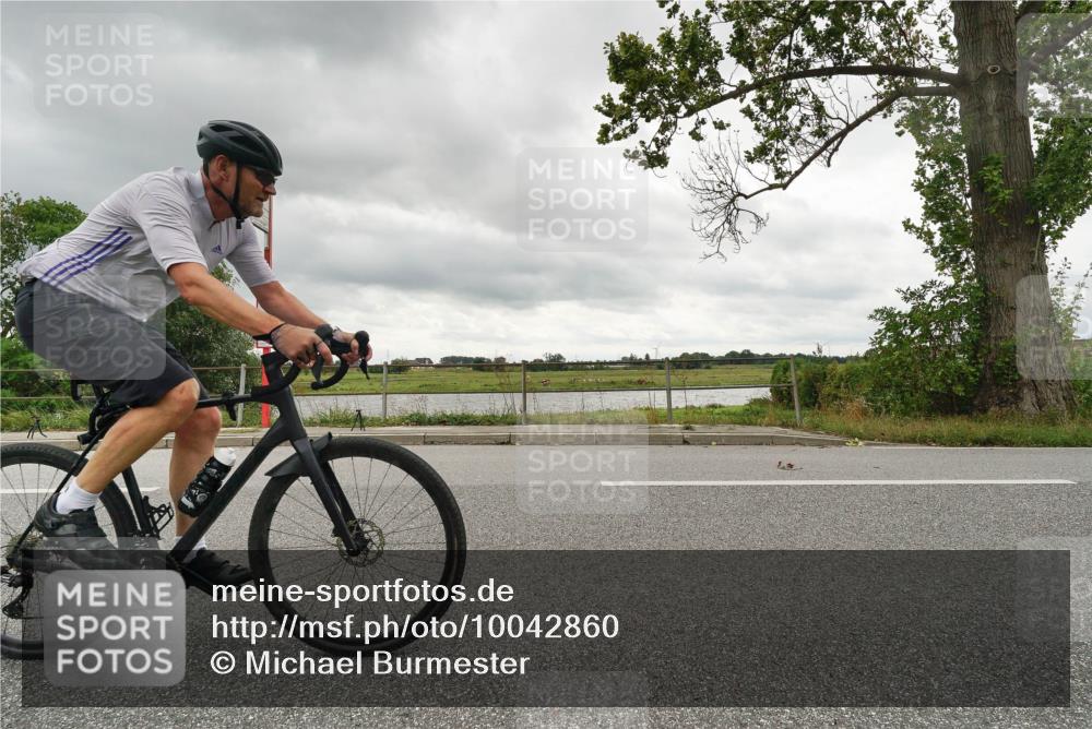 30.08.2026 - Elbe Triathlon Hamburg Michael Burmester http://msf.ph/oto/10042860 30.08.2026 13:37:29 Radfahren  meine-sportfotos.de