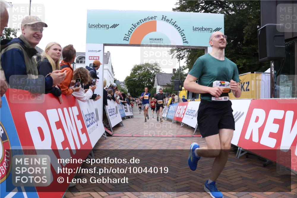 30.08.2026 - Blankeneser Heldenlauf Lena Gebhardt http://msf.ph/oto/10044019 30.08.2026 11:49:44 Ziel 2205, 2261, 2267, 2657, 2721, 2960 meine-sportfotos.de