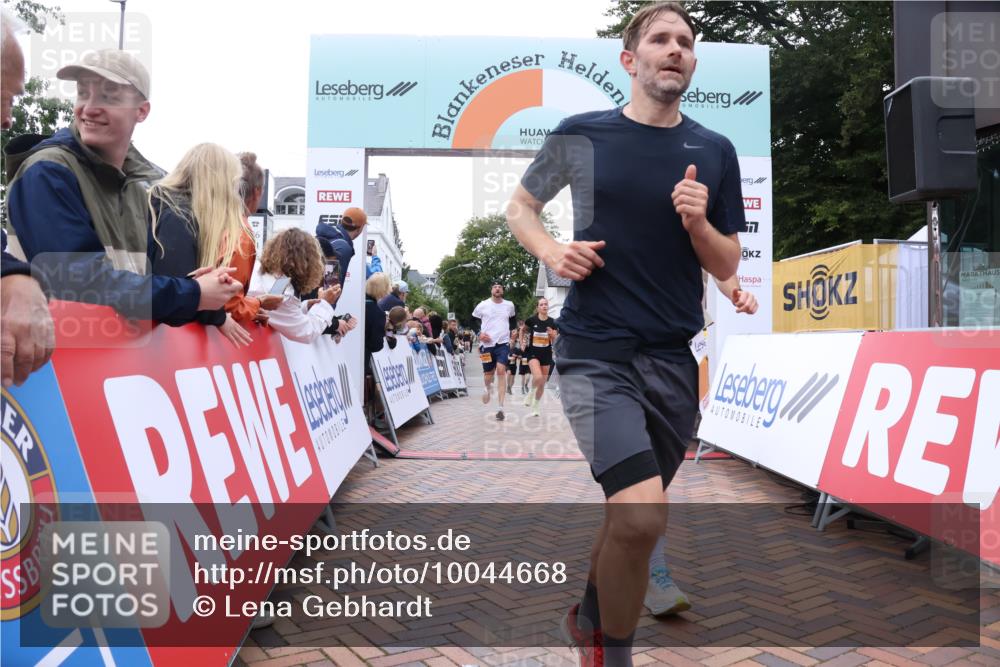 30.08.2026 - Blankeneser Heldenlauf Lena Gebhardt http://msf.ph/oto/10044668 30.08.2026 11:50:13 Ziel 2028, 2396, 2612, 2739, 2805, 2958 meine-sportfotos.de