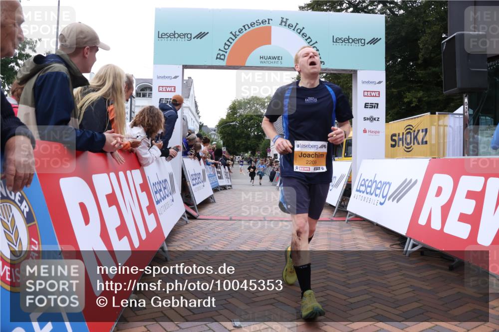30.08.2026 - Blankeneser Heldenlauf Lena Gebhardt http://msf.ph/oto/10045353 30.08.2026 11:51:02 Ziel 2149, 2150, 2209, 2712 meine-sportfotos.de