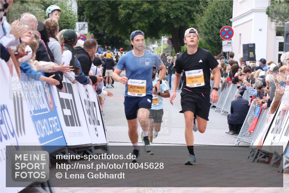 30.08.2026 - Blankeneser Heldenlauf Lena Gebhardt http://msf.ph/oto/10045628 30.08.2026 11:51:18 Ziel 2158, 2159, 2694 meine-sportfotos.de
