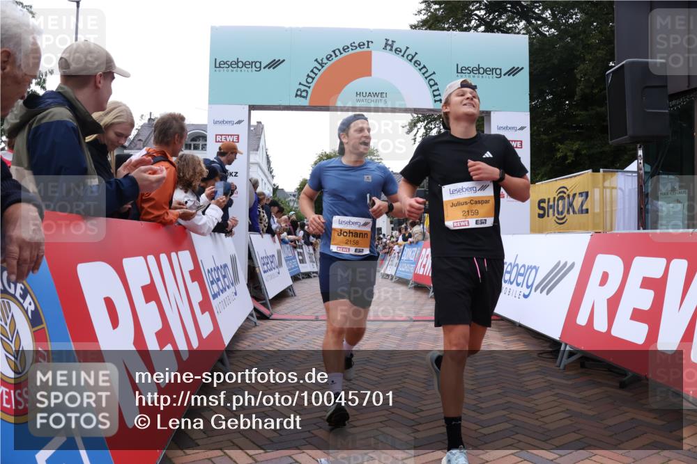 30.08.2026 - Blankeneser Heldenlauf Lena Gebhardt http://msf.ph/oto/10045701 30.08.2026 11:51:22 Ziel 2158, 2159, 2799 meine-sportfotos.de