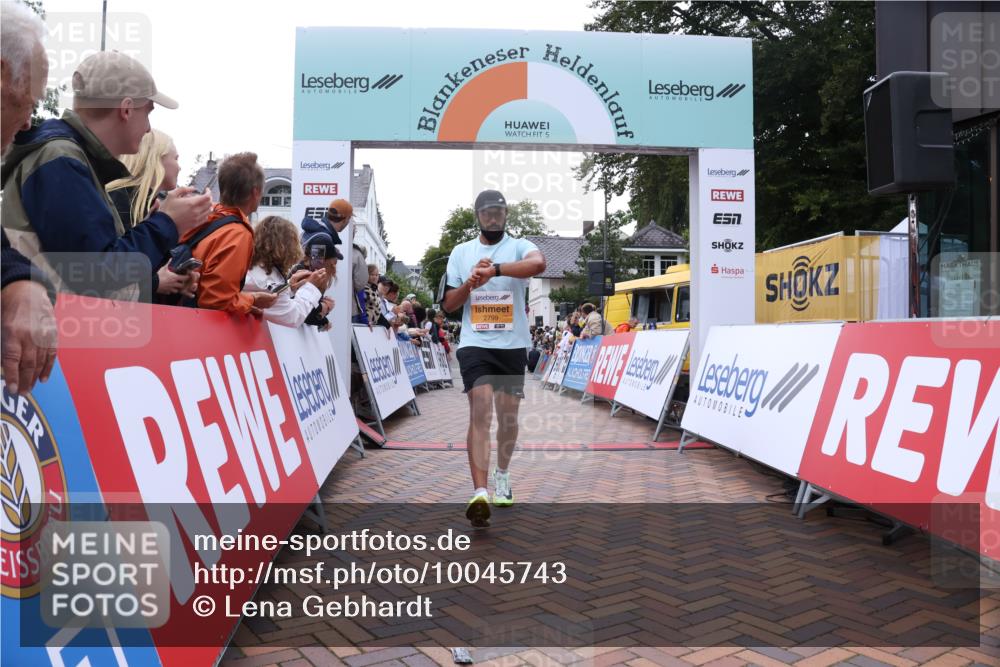 30.08.2026 - Blankeneser Heldenlauf Lena Gebhardt http://msf.ph/oto/10045743 30.08.2026 11:51:24 Ziel 2158, 2159, 2504, 2799 meine-sportfotos.de