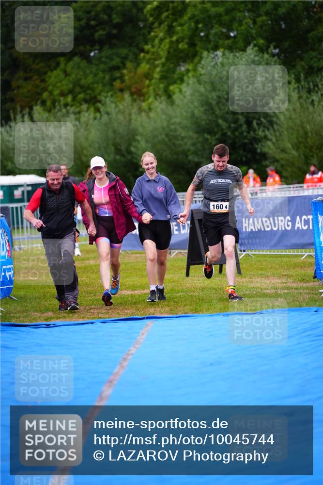 30.08.2026 - Elbe Triathlon Hamburg LAZAROV Photography http://msf.ph/oto/10045744 30.08.2026 17:05:01 Ziel  meine-sportfotos.de