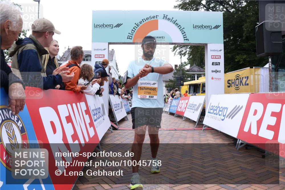 30.08.2026 - Blankeneser Heldenlauf Lena Gebhardt http://msf.ph/oto/10045758 30.08.2026 11:51:25 Ziel 2158, 2159, 2504, 2799 meine-sportfotos.de